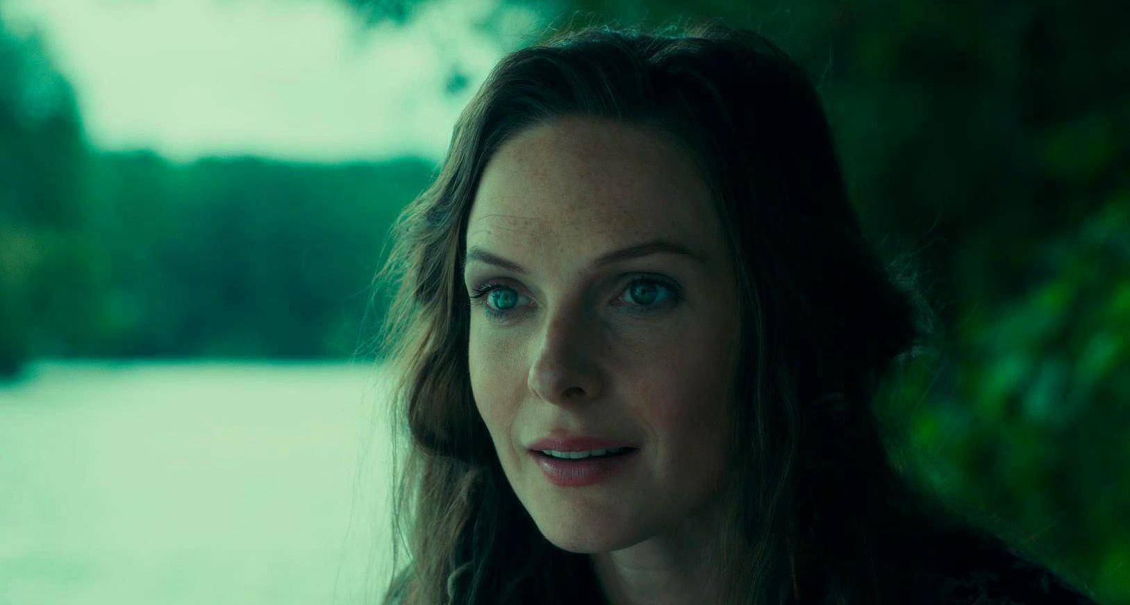 丹尼在酒店的走廊里骑滑轮车.237号房间.房门上镜像显示的"redrum".