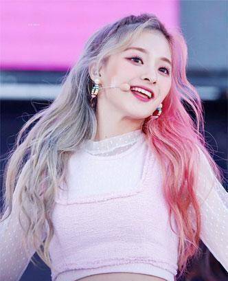lovelyz女团中,金智妍又名kei,她在一周的偶像中的撒娇片段被封为教科