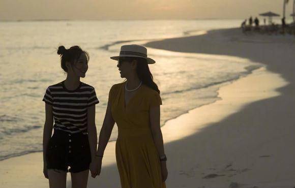 沈梦辰与父母马尔代夫度假,母女同框像到分不清,未见男友杜海涛_妈妈