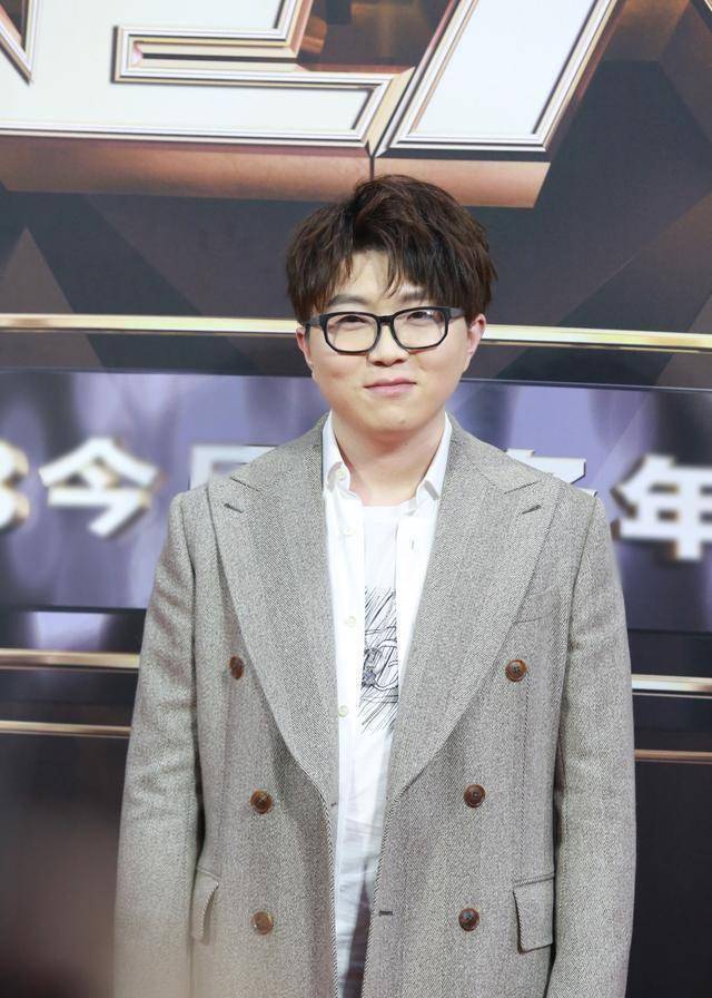 毛不易穿每件西装都"萌萌哒"_选择了_活动_衬衫