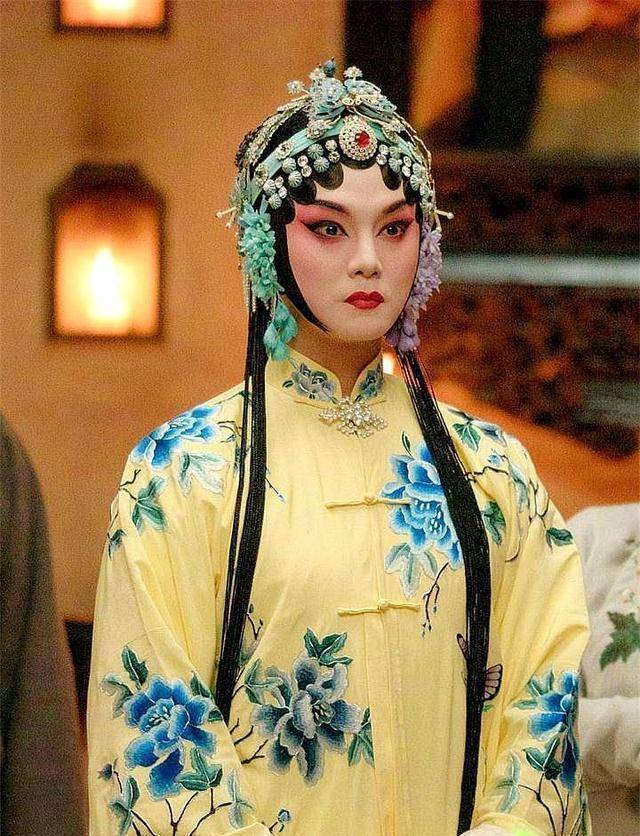 看了尹正京剧扮相之后,你就会认同!_角色_商细蕊_长相