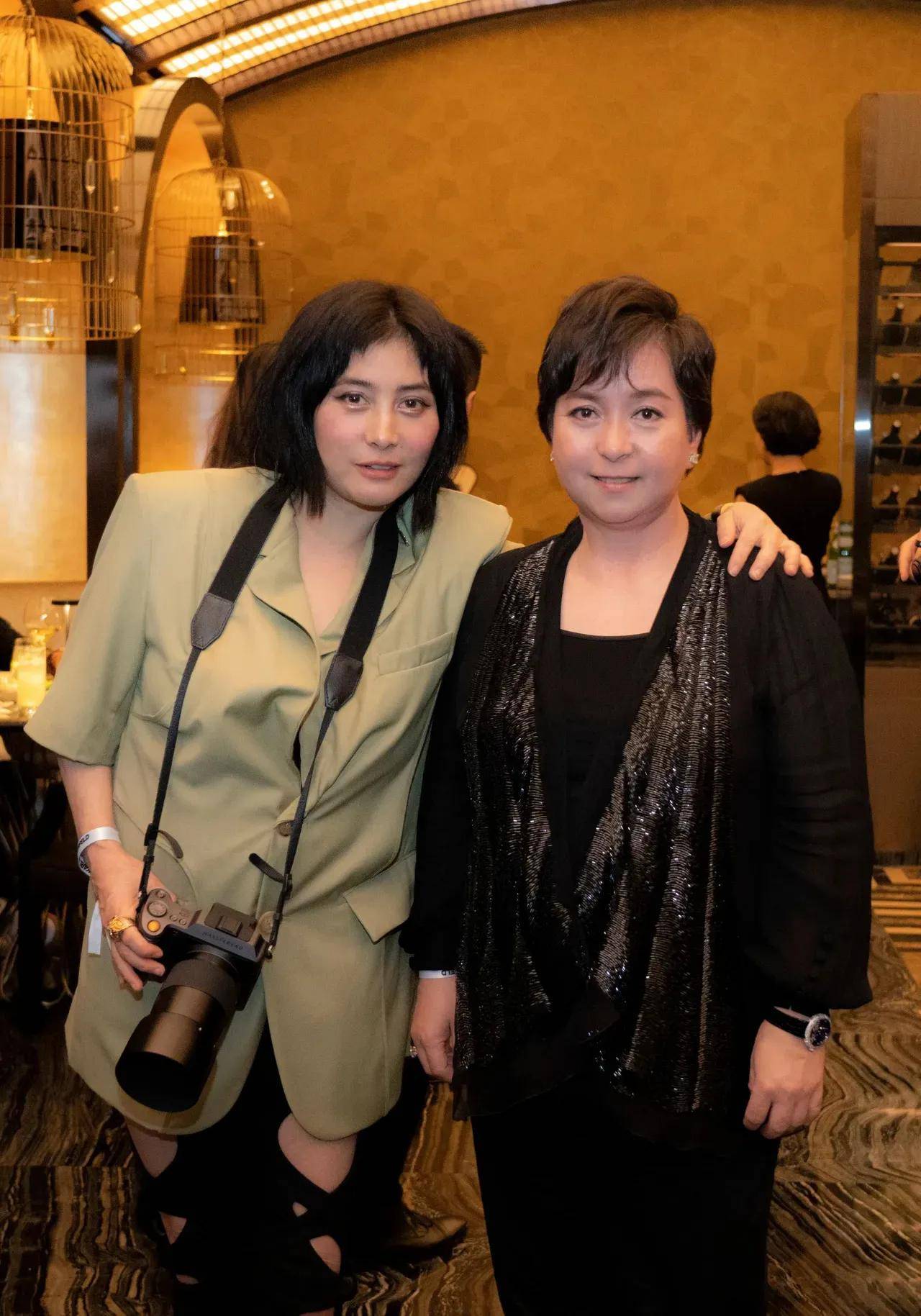 何超仪的真实生活被曝:拒绝拜高踩低,始终相信爱情,还知恩图报_何超琼