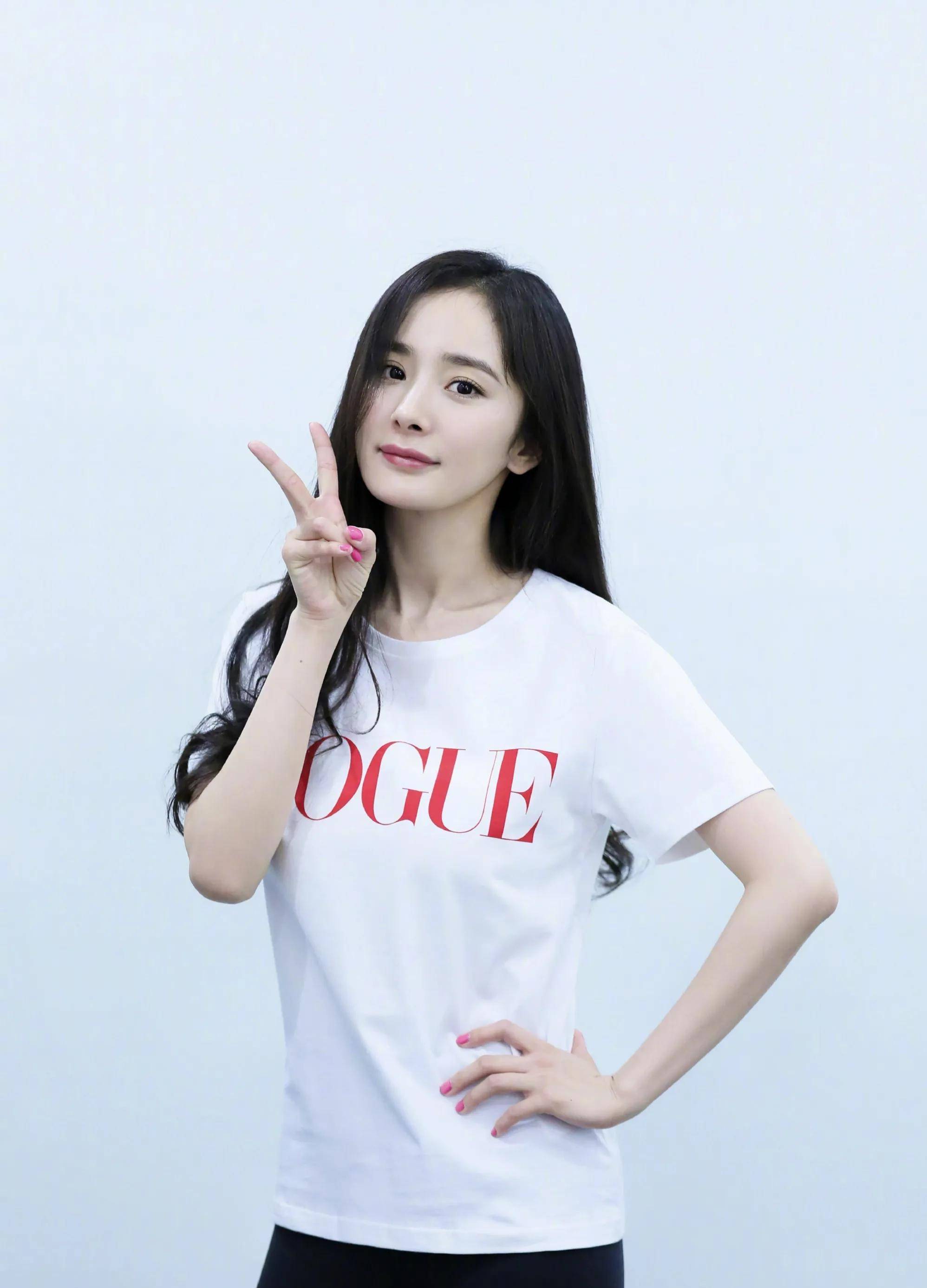 杨幂自拍秀"剪刀手",这身材,女人见了也心动