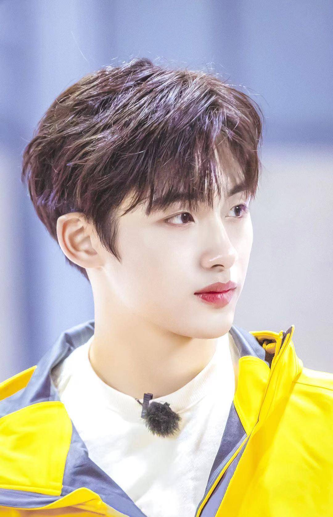 刘令姿改简介强调"单身艺人",回击与董思成,蔡徐坤恋爱的谣言_绯闻