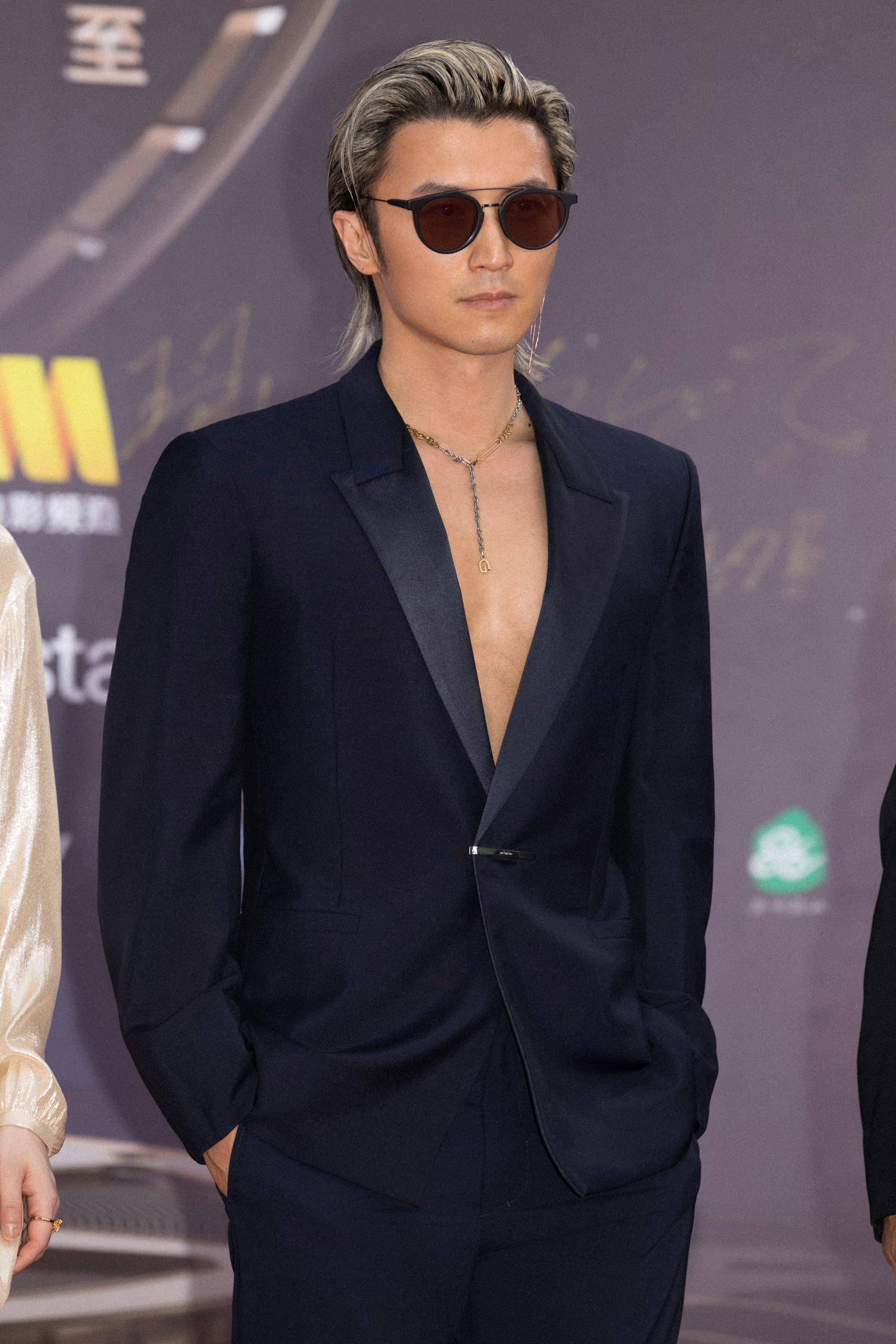 邓超穿"老头背心"走红毯,狠狠给内娱男明星上了一课_谢霆锋_超哥_西装