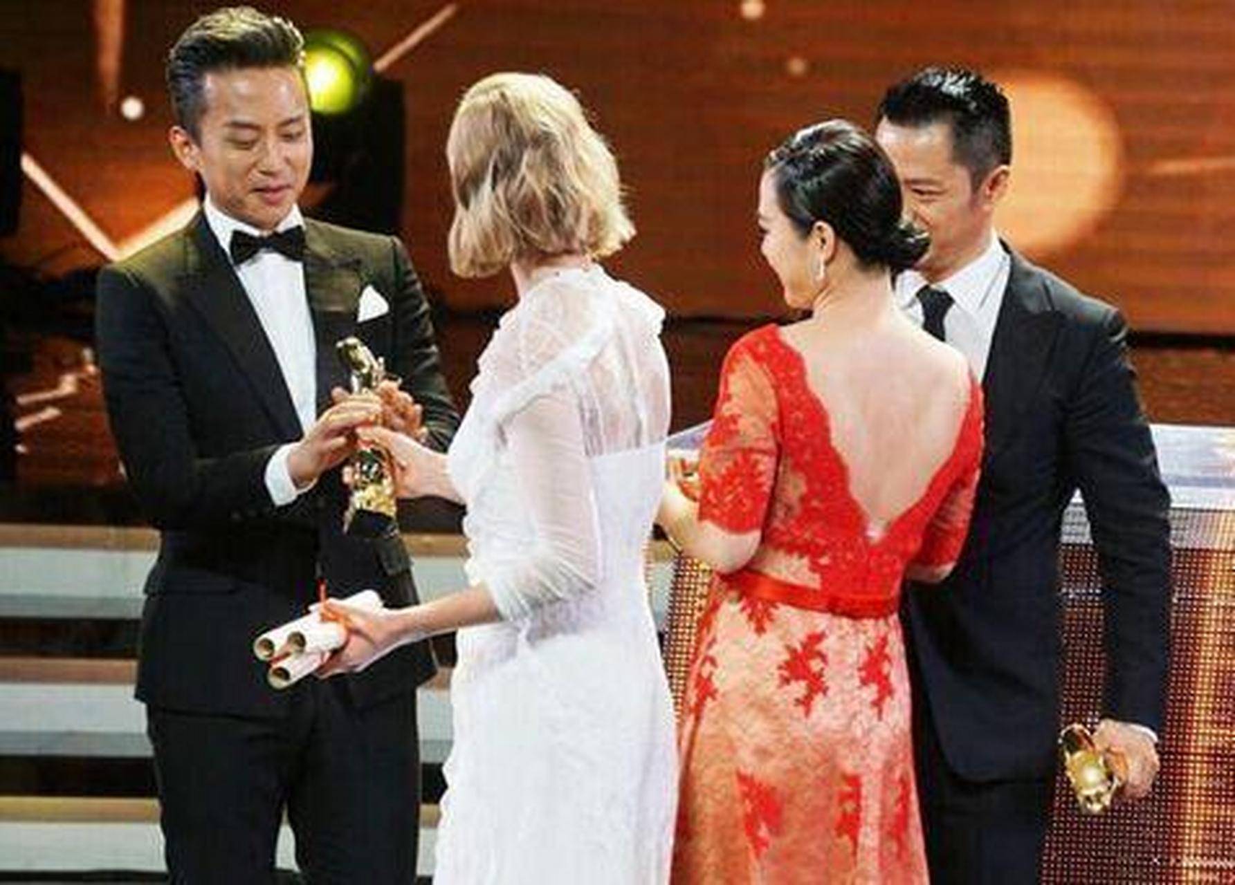 郝蕾又惹"争议"了,可事实上,她已走上了女演员的另一条大路_邓超_颁奖