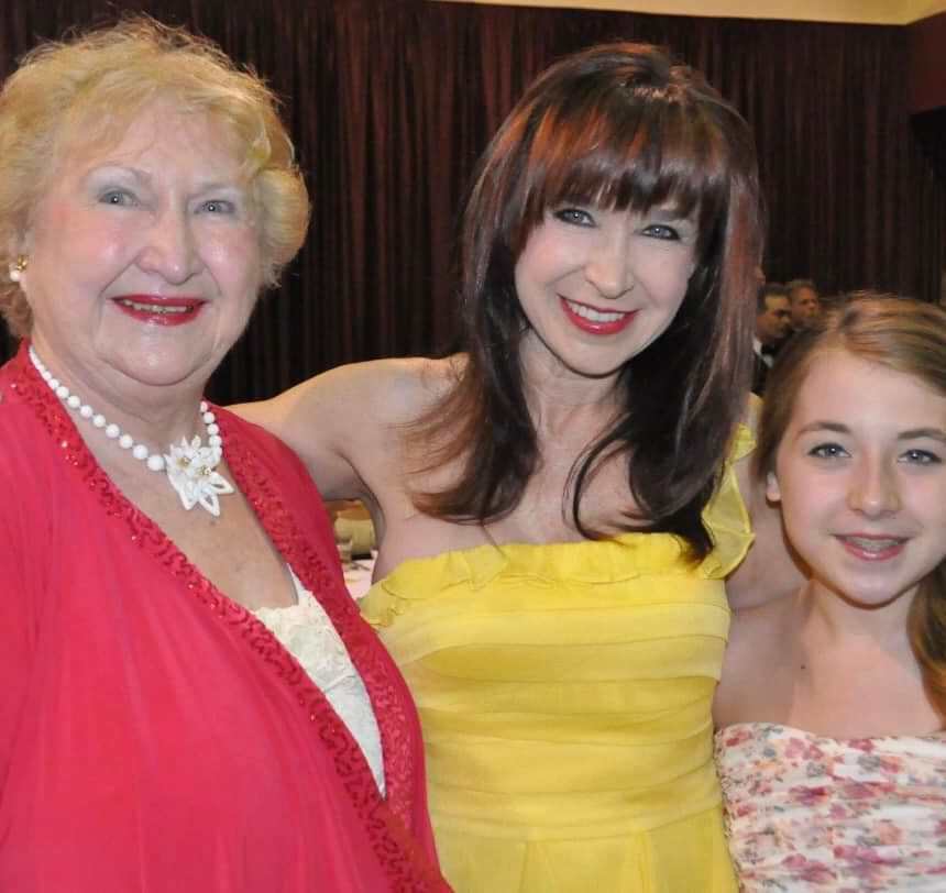 66岁罗芙洛罕晒母女合影,为女儿庆24岁生日,爱女戴鼻环身材出众_洛芙