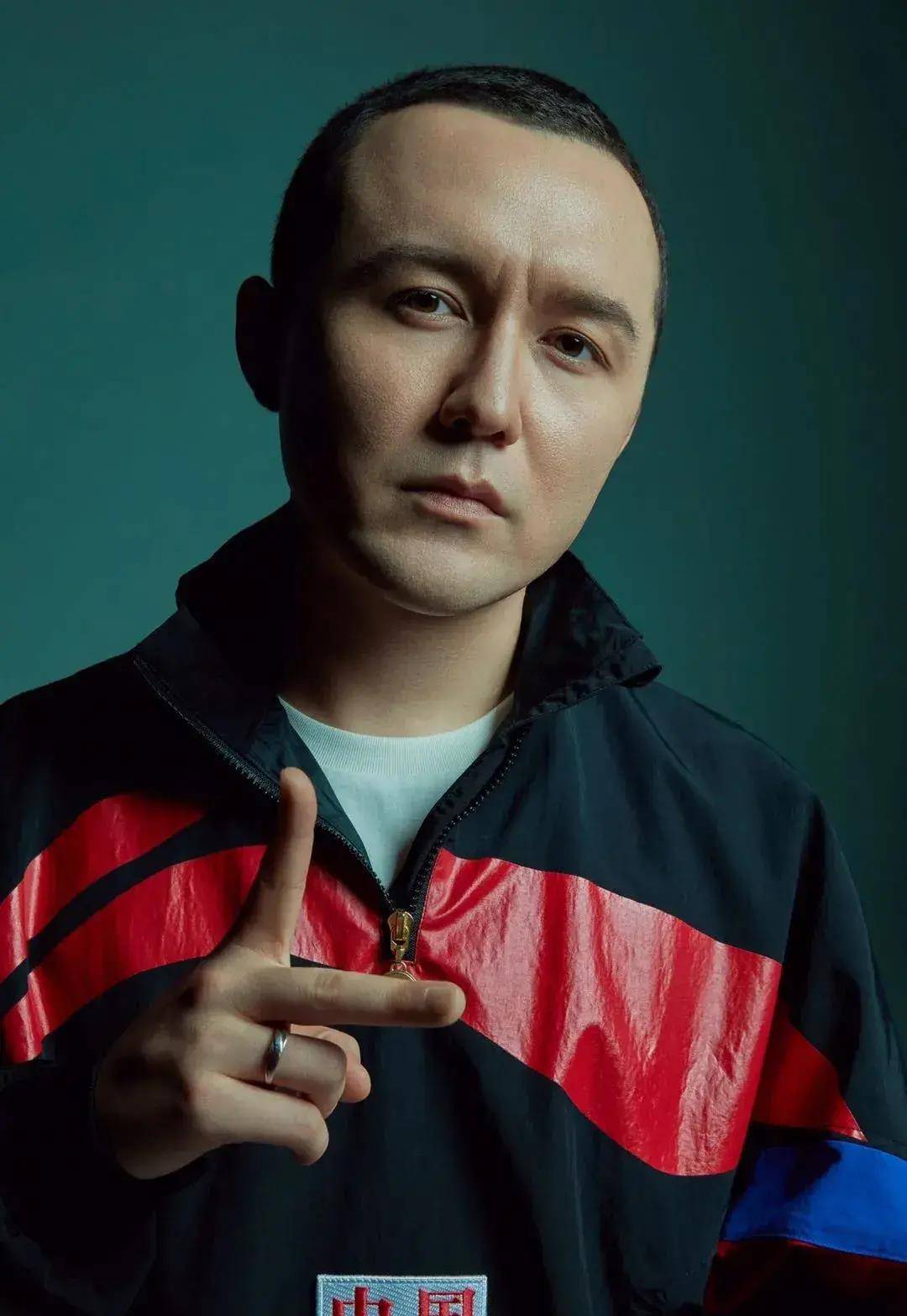 那吾克热正在撕掉身上土的标签但听众们大多视而不见