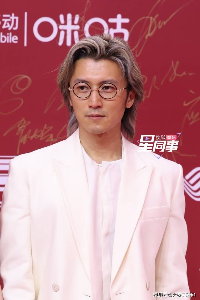 上影节红毯:谢霆锋神似李咏,周冬雨大秀美背,但性感还得是舒淇