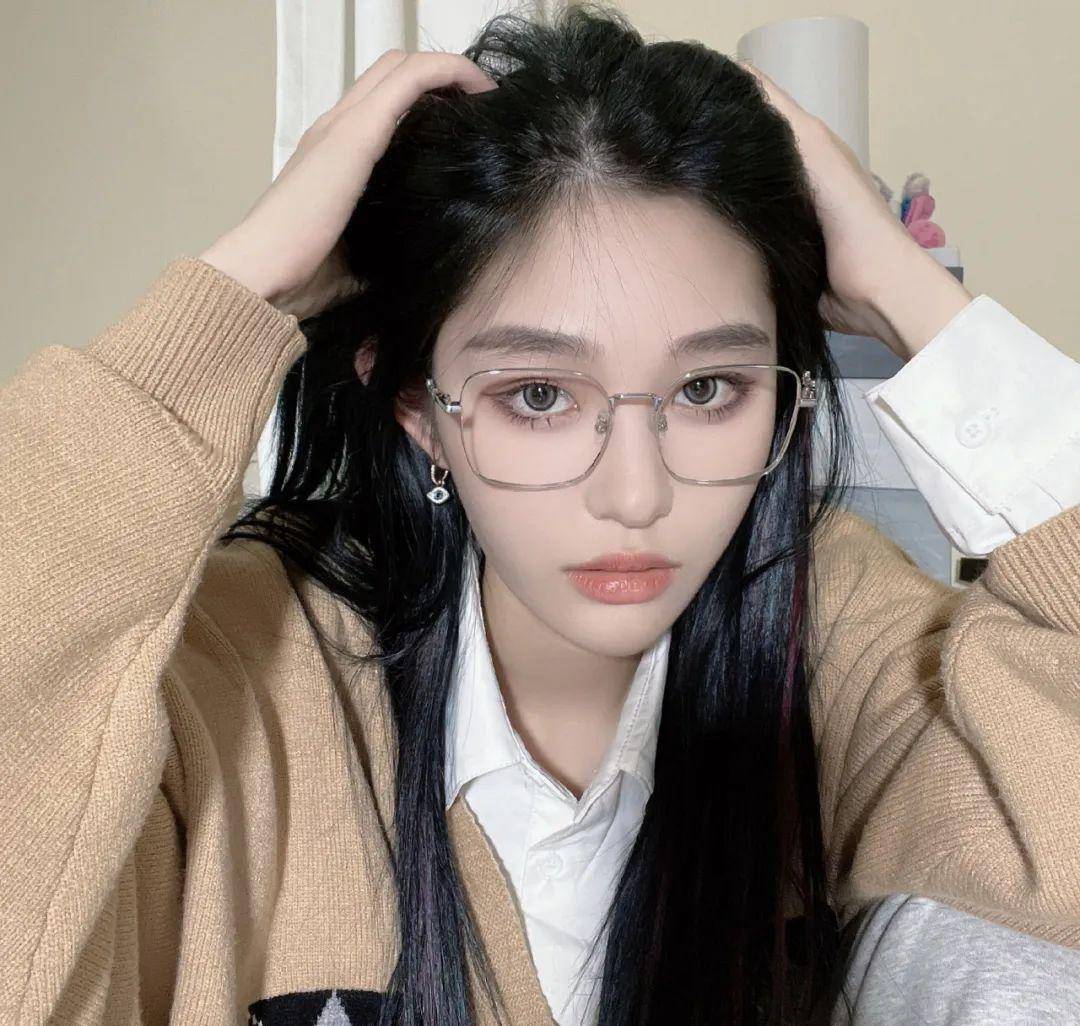 小编喜欢他的漫画腿王奕和周诗雨组成了"诗情画奕"cp代表作《怦然心动