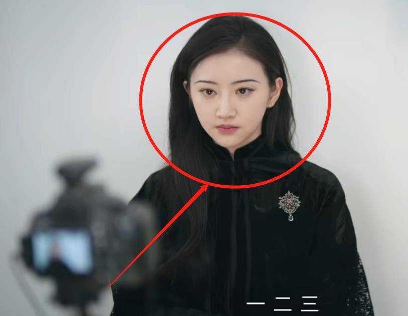 而景甜在近期还晒出了自己扮演司藤的一寸照,整个人的五官长相看上去