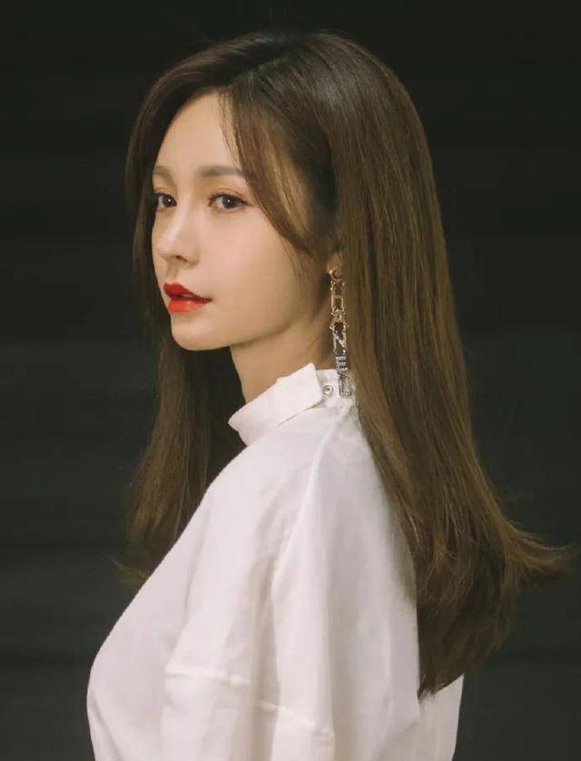 沈梦辰掀起刘海了,本以为高额头会很抢眼,没想到更像芭比了_发型_头发