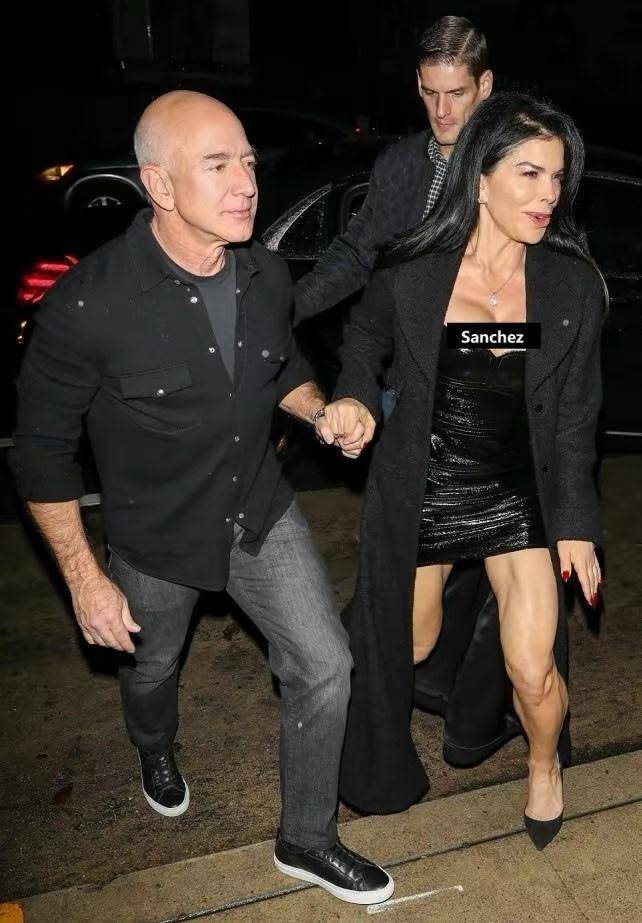 52岁现任女友穿短裙约会,身材火辣到前任_时尚_女性_风衣