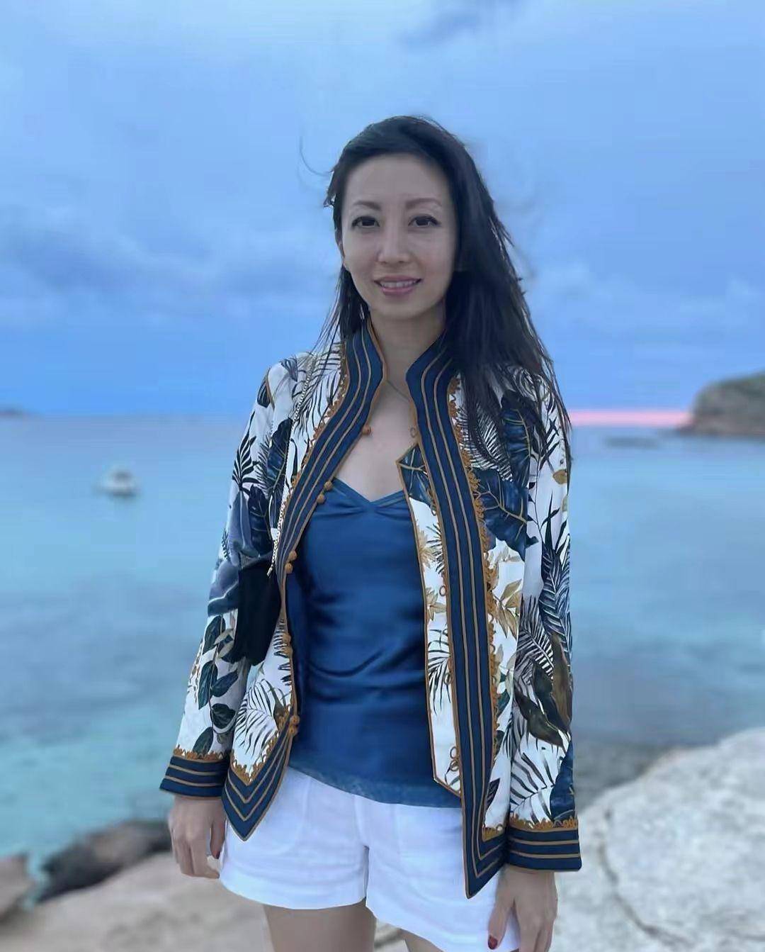 身穿深v裙约会白人,脸蛋超美_梁周洋_剪裁_时尚