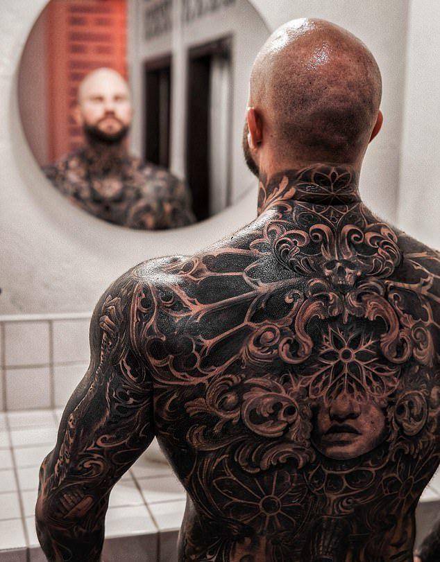 美国男子存钱4年只为到泰国纹身,忍痛205小时,花费近10万