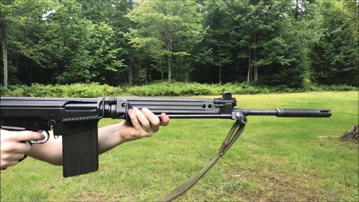 这款武器具有出色的可靠性和耐用性 广泛用于奥地利军队_突击步枪