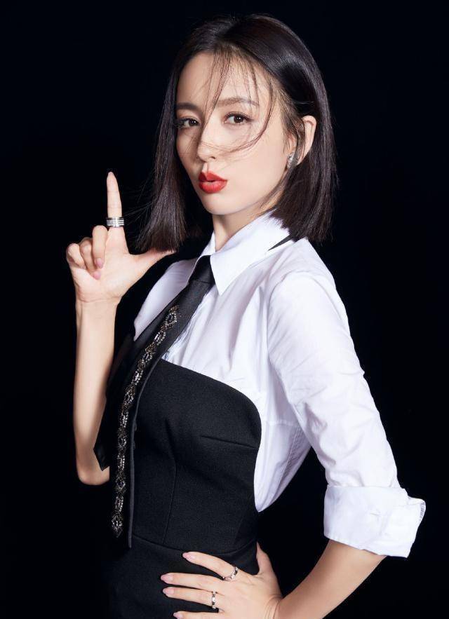 佟丽娅成功从辣妈转型成"少女",黑色领带配白衬衣,青春感爆棚_身材