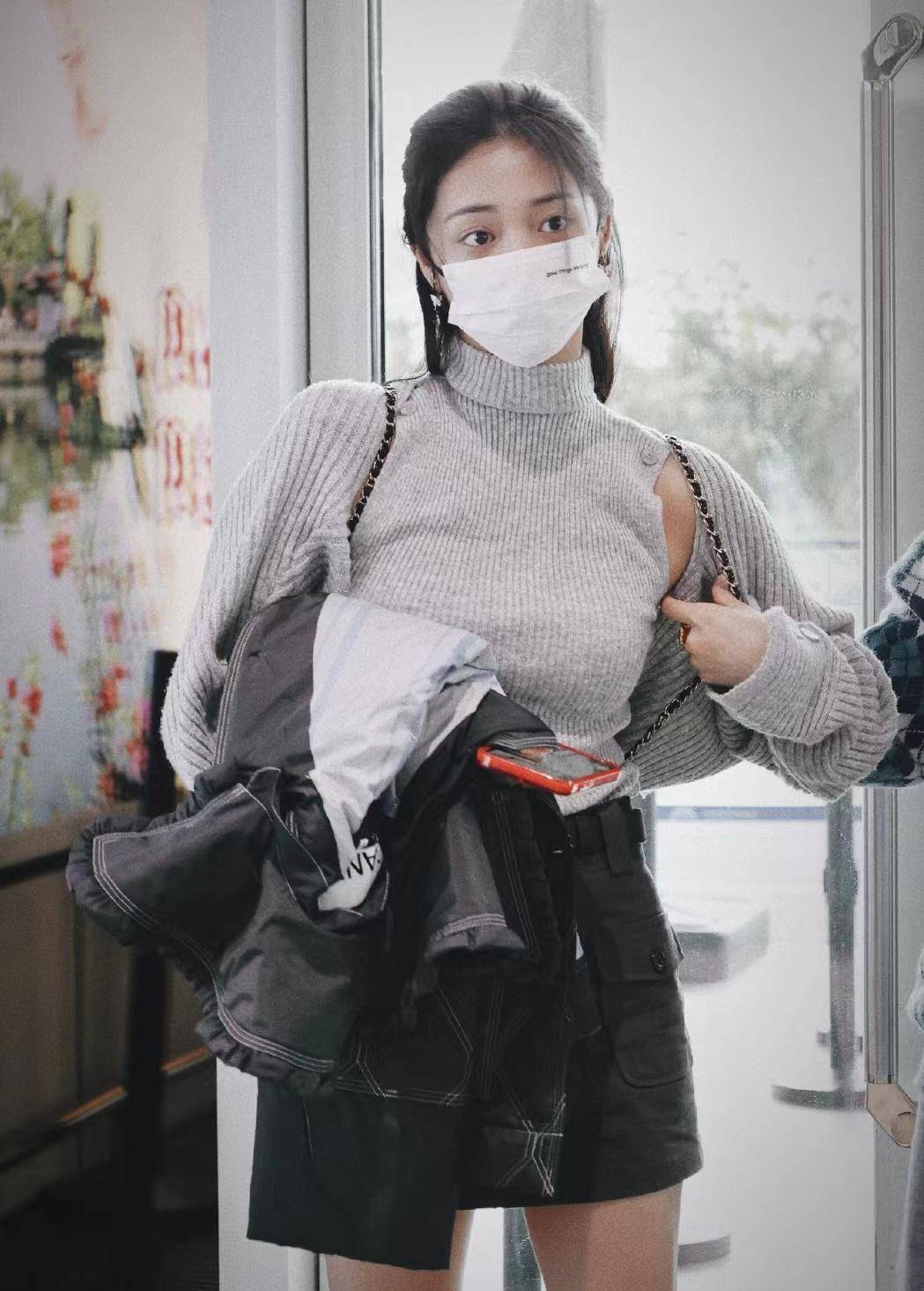 周洁琼机场私服,穿灰色拼接袖针织衫配黑色半身裙,温柔甜酷_毛衣_时尚