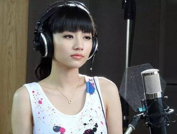 《快乐女声》中,我们看到了这个齐刘海,乖乖女,声音很甜美的刘惜君