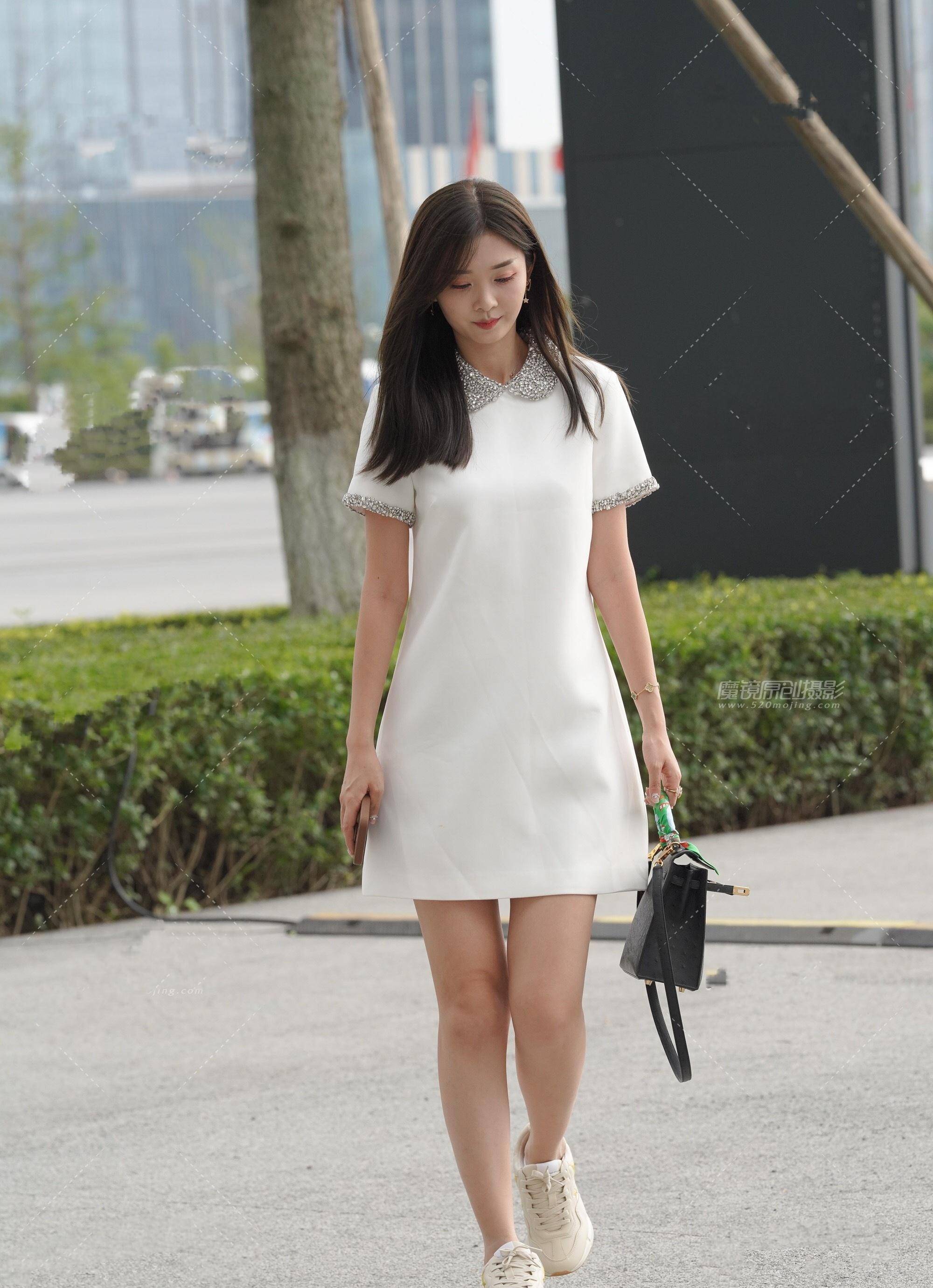 天气转暖,美女轻装上阵,穿方领连衣短裙在街头大秀美丽身姿_白色_姐姐