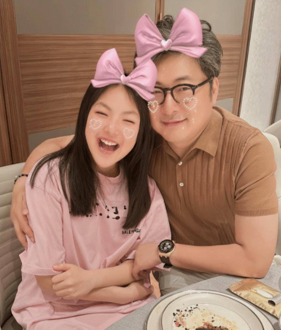 曝李湘王岳伦复婚,一家三口罕见合体晒照显真相,疑因王诗龄撮合_网友