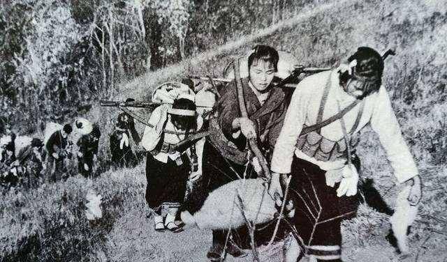 淮海战役,支前民工有多辛苦?55岁老人脚趾溃烂,仍坚持抬担架!