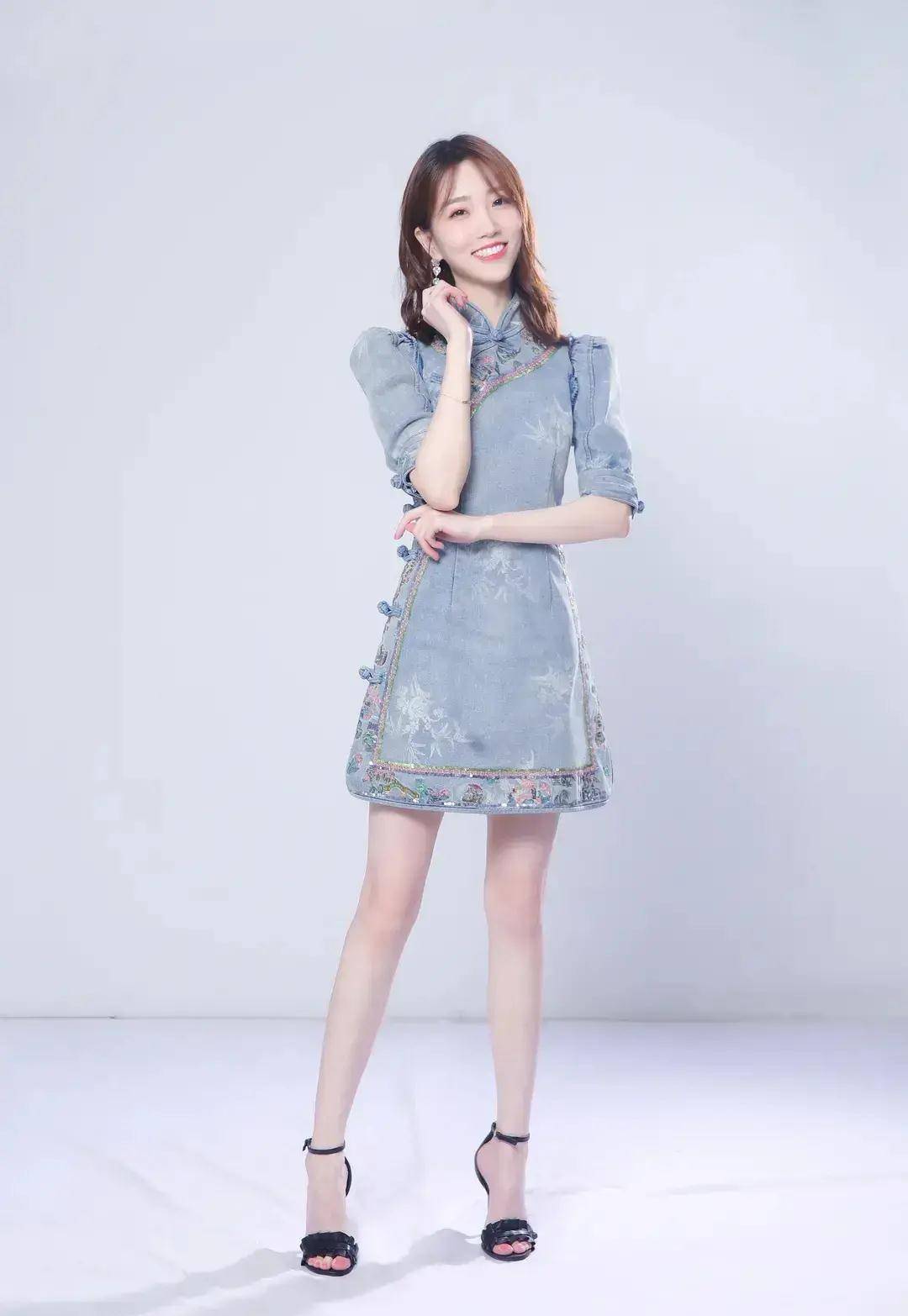 主持出道靠美腿爆红网络,身材太好美女主持张纯烨_江苏_卫视_蒙面