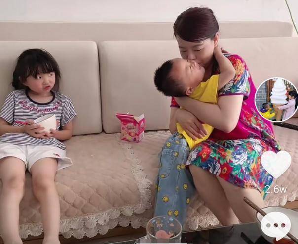 田静一家逛超市,悦悦情绪大翻白眼,疑不满奶奶偏心,网友:心疼_奇奇_许