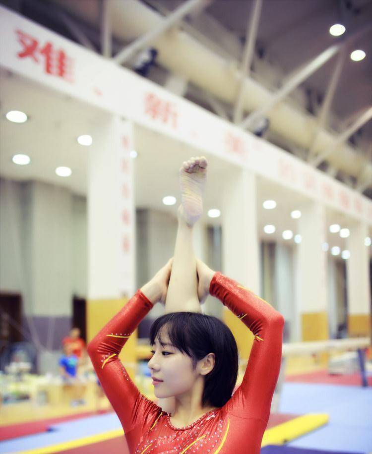 体操奥运冠军邓琳琳现状:身高1米37曾遭争议,退役后蜕变成女神_邓玲玲