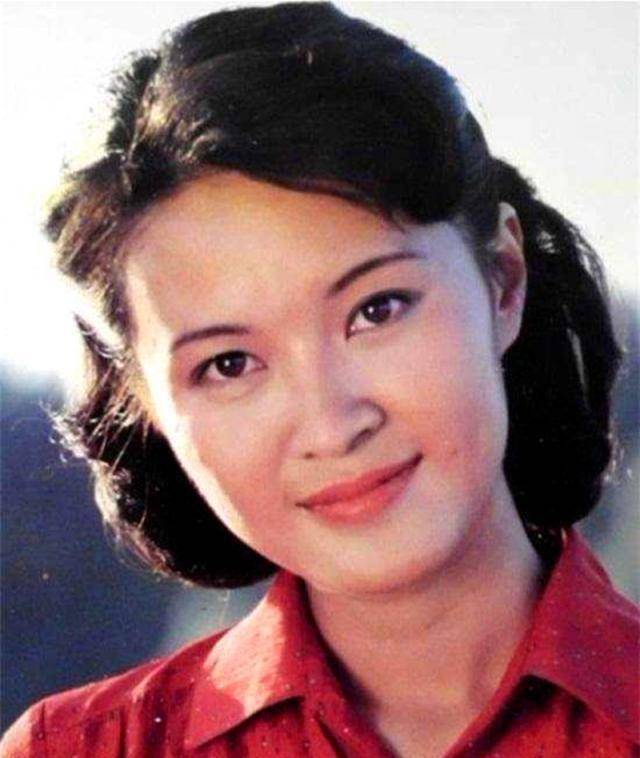 女主演则是方舒,沈丹萍只能演男一号的妹妹;在1981年电影《年轻的朋友