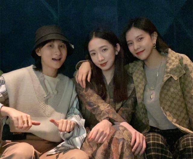 宋妍霏为孟美岐庆生,两人穿同色系搭配秀姐妹情,闺蜜装太惹眼了_造型