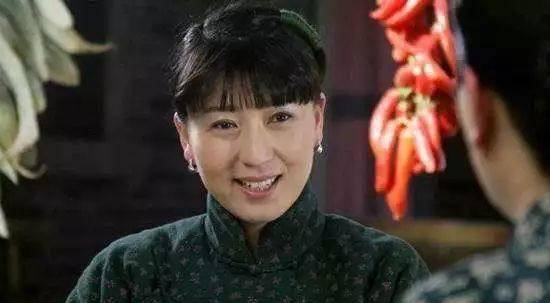 她亲手拔掉父亲氧气管,擅自离组被赵本山骂,为拍戏拒做阑尾手术_闫
