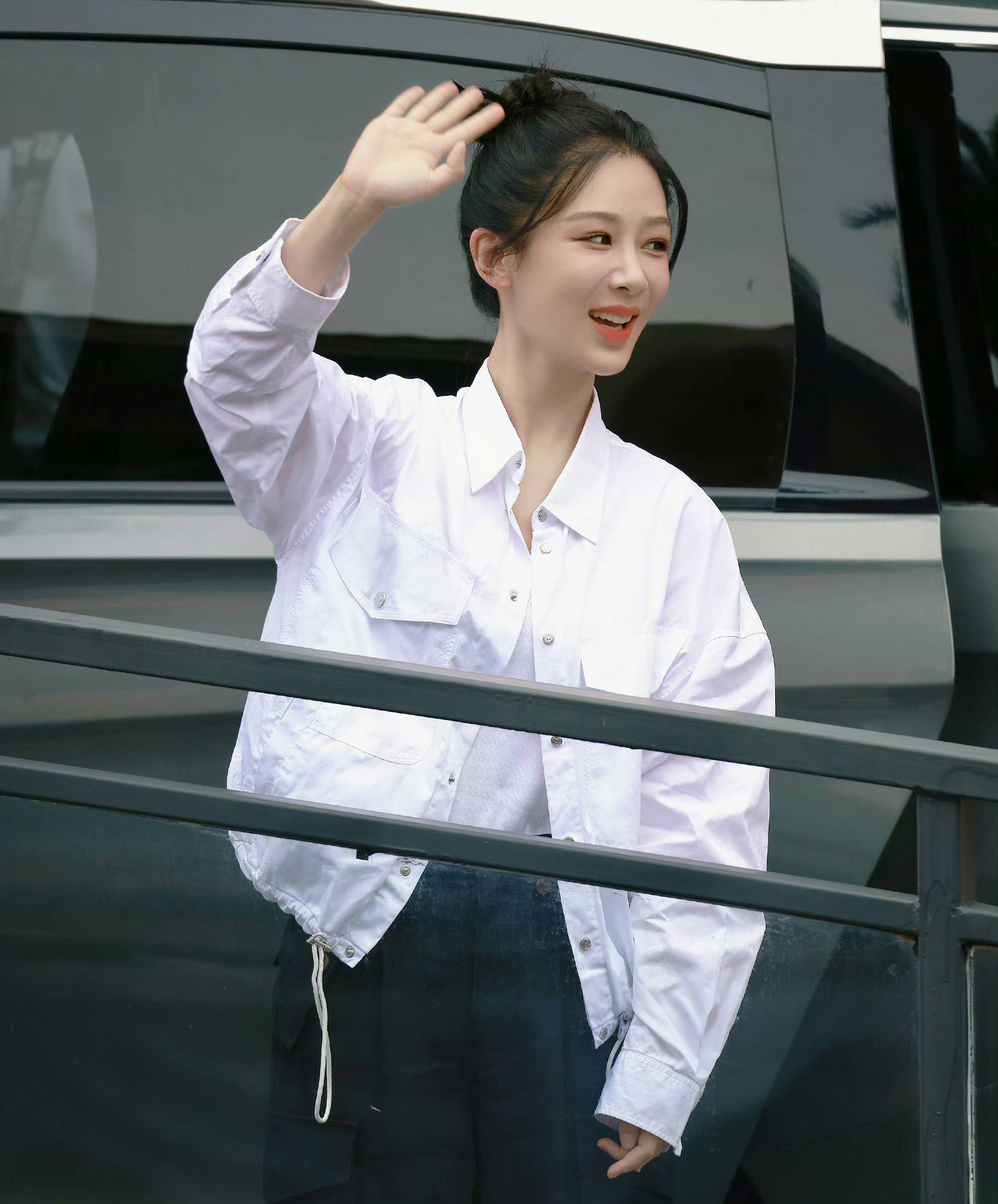 杨紫你好星期六上班花式比心路透图来啦,还贴心为粉丝准备吃食_长相