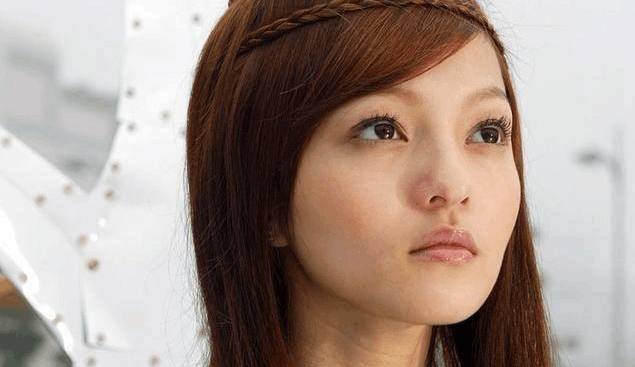 她和彭于晏是同学,事业巅峰时被毁,如今36岁凭一首歌让人落泪_张韶涵