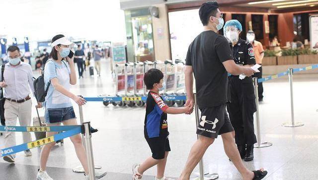 唐一菲机场煲电话粥,凌潇肃脚穿拖鞋紧牵儿子!一家三口太幸福!