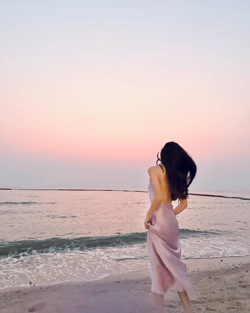 浪姐郑秀妍分享海边浪漫写真,晚霞映照下露出自信的笑容,娇媚明艳