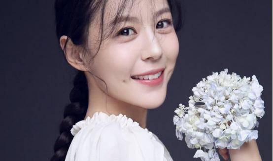 她是一个爱笑的女孩子,拥有着两个甜甜的小酒窝,她就是李金铭_陈美嘉