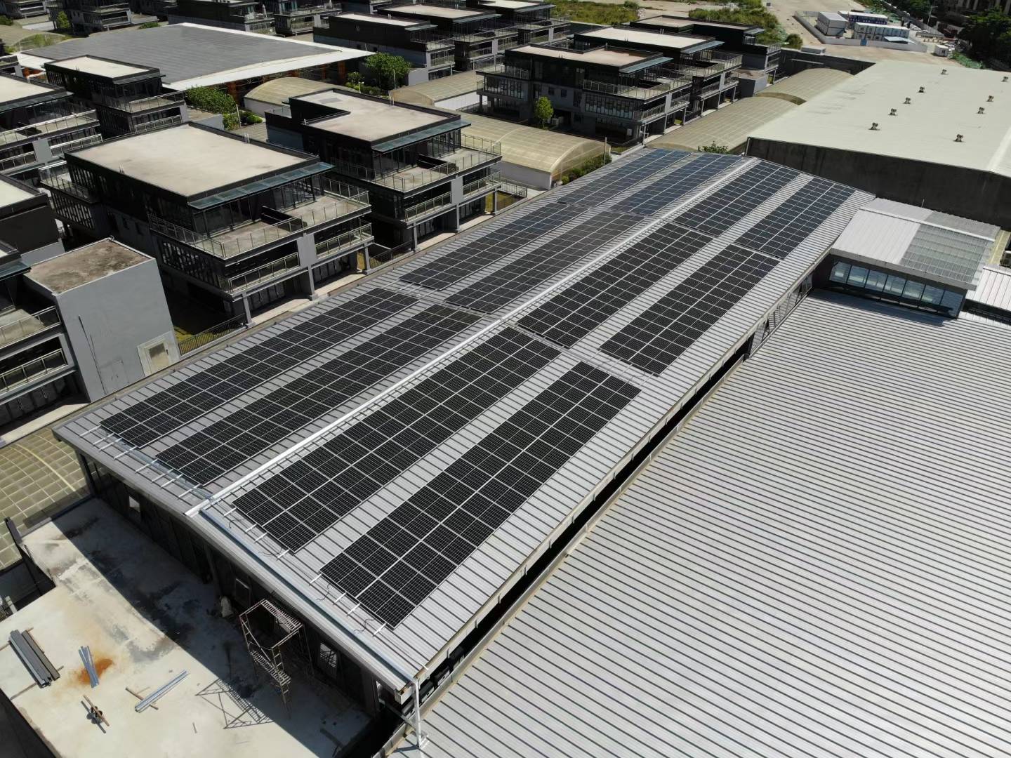 光伏人必知!彩钢瓦屋顶安装工商业电站的六大流程_项目_结构_夹具