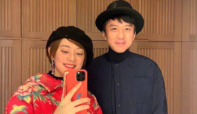 孙俪撇下儿女,携结婚11年老公游金华,红唇戴头巾主动背他太腻歪_羽绒