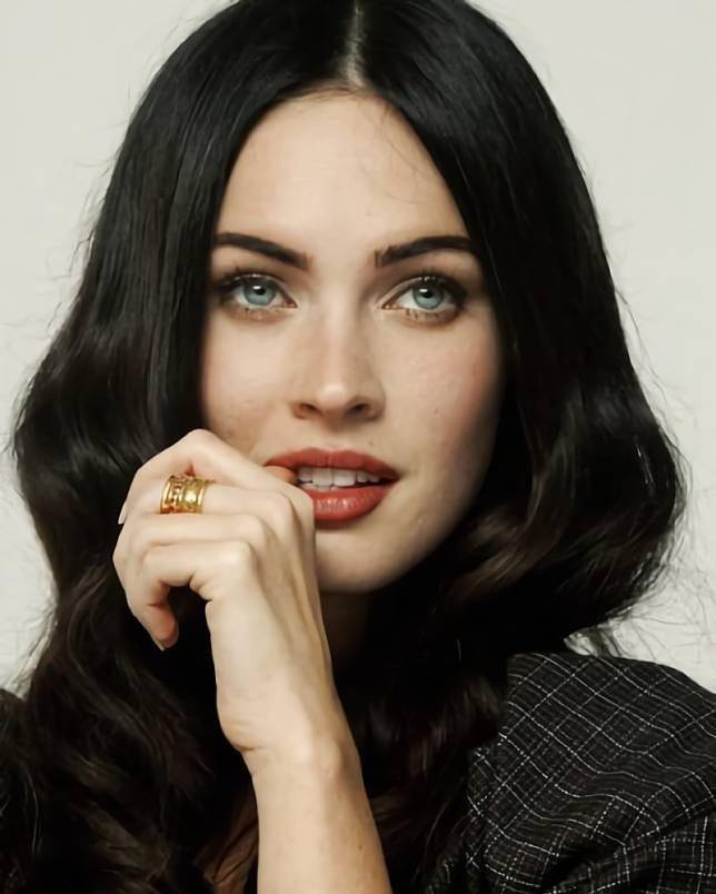 《变形金刚》梅根时尚形象爆红,35岁厚唇美貌登红毯私下淡妆反差_班斯