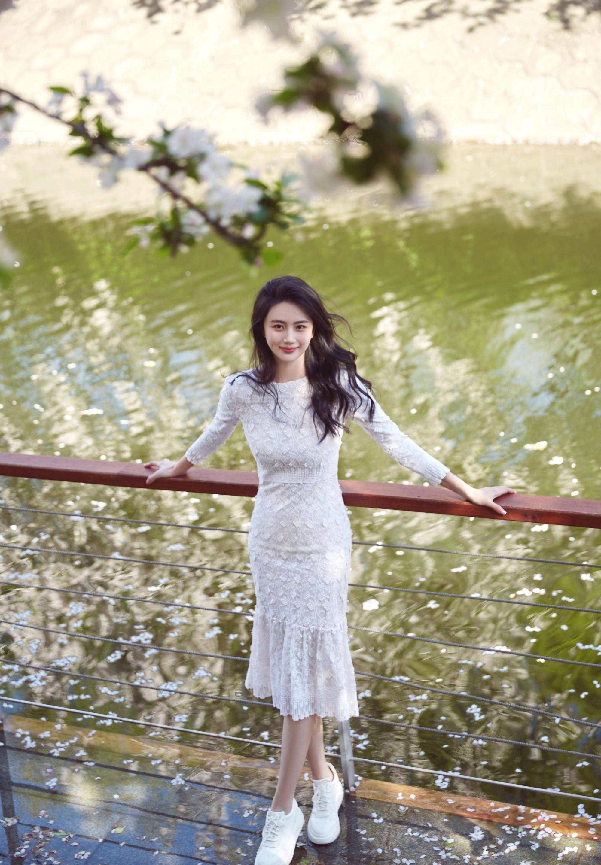 赵昕春季花语写真,身穿白色蕾丝印花裙,笑容浪漫甜美_时尚_连衣裙
