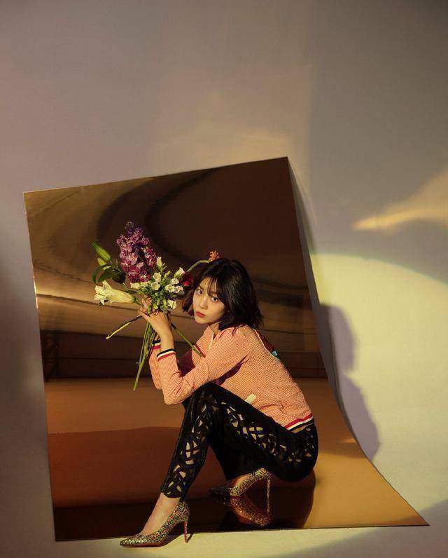 她"离开"杨幂一年多,今穿羽绒服配拼接短裙,蹲圆柱上气势十足_李溪芮