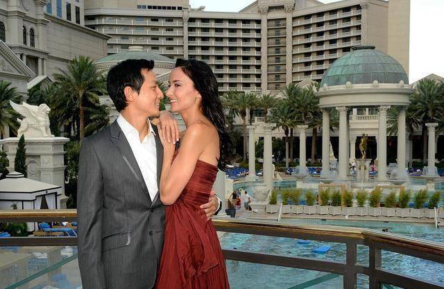 如今都已人到中年,可即便妻子lisa没有了年轻时的青春貌美,但吴彦祖也