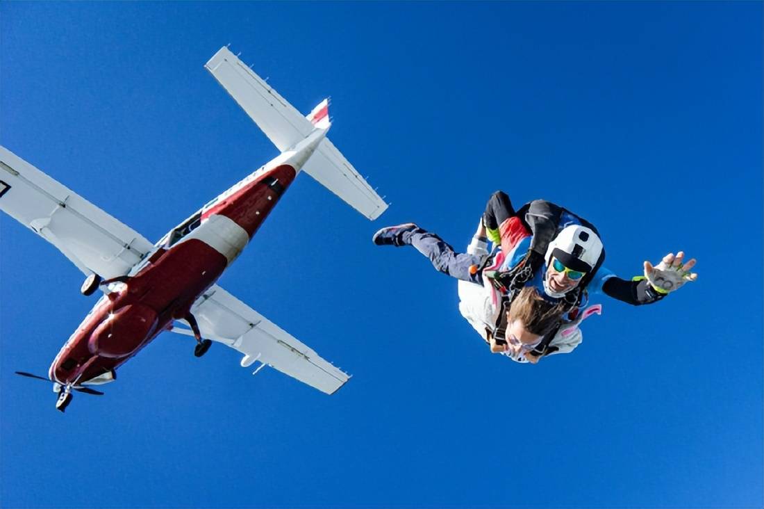 空军歼-7在襄阳坠毁,飞行员跳伞自救成功,在飞机上跳伞有多难?