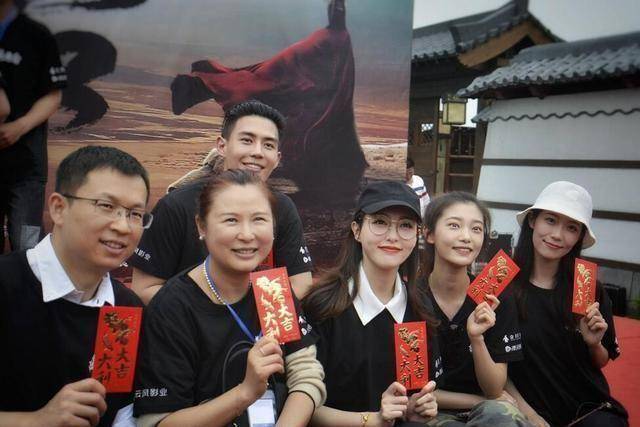 给唐嫣送水果,没想到后来被她签下,力捧成为男主_于济玮_角色_年级