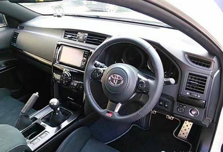 21款丰田"锐志"日本现身,造型酷似改装车,标配v6 四排气!
