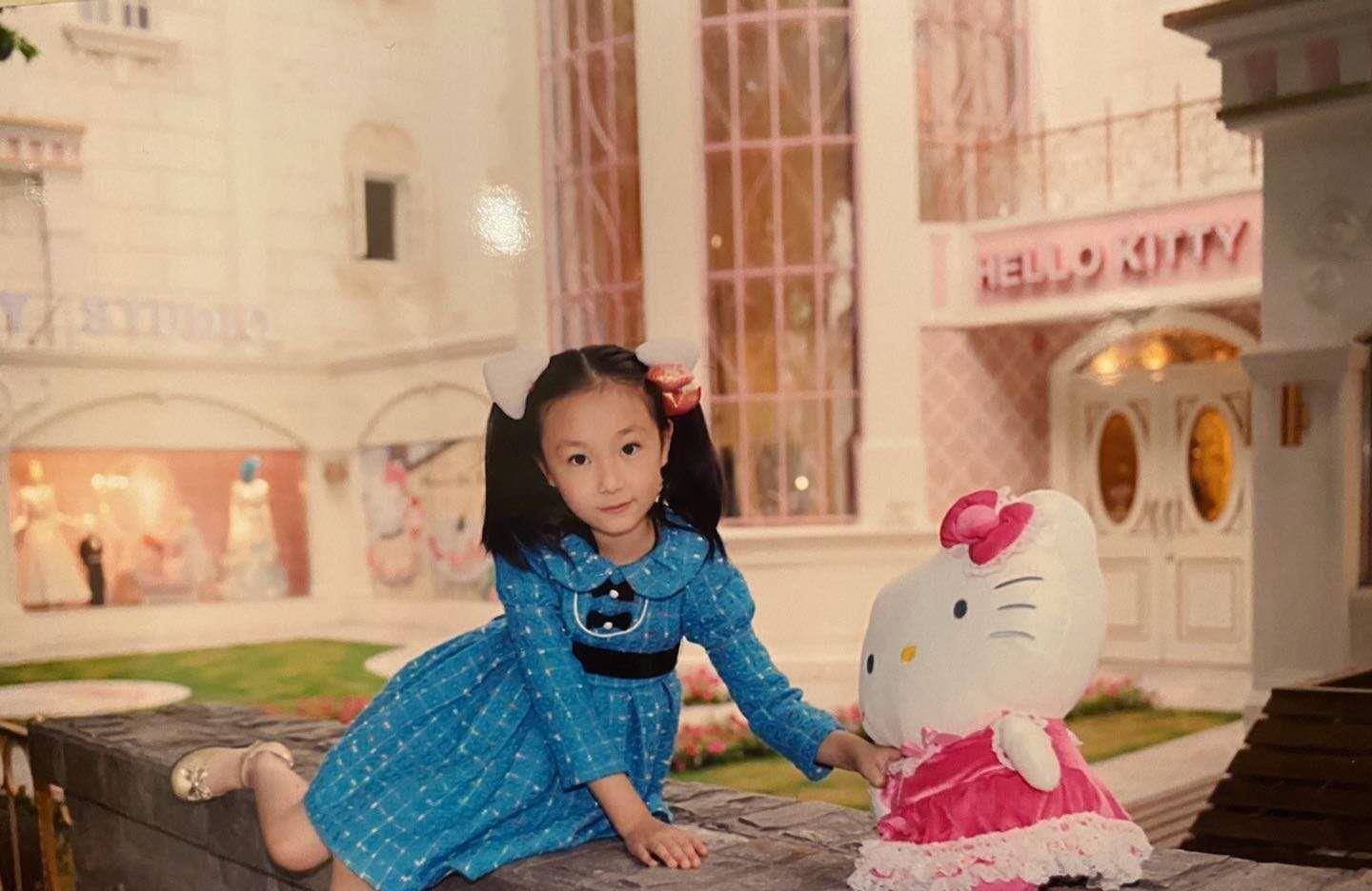 孙俪妹妹晒童年照,穿红毛衣背带裤小表情可爱爆,比孙俪还像妈_红色