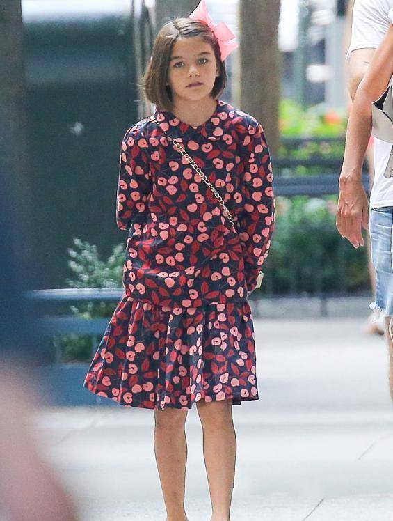 苏瑞越来越有汤哥范,鲜红色的包包和丝巾,让她散发成熟的魅力_风格_小