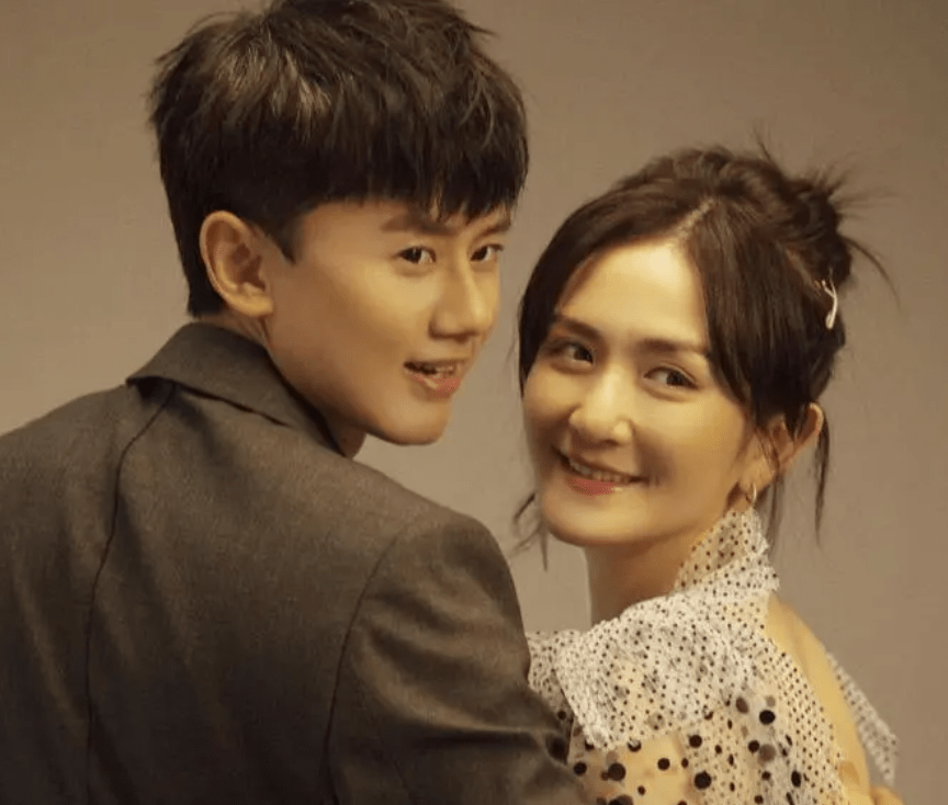 张杰谢娜合体带娃,女儿2岁就送去上学,谁更爱孩子一目了然!