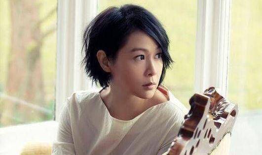 而刘若英不但是演员还是一位很棒的歌手,在歌谣界给人们带来了好听的